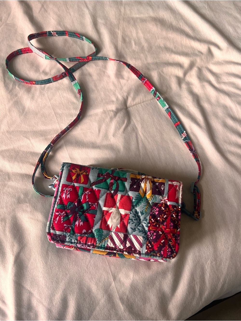 Vera Bradley Holiday Bag Red Multi Quilted Patchwork Crossbody